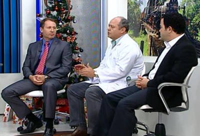 Imagem Ilustrativa - TV Integração ( Geraldo Couto calizava as atenções. Nesta imagem com o promotor Sérgio Gildin e o com o prefeito Vladimir Azevedo, dando uma de suas fantasiosas versões sobre a crise no HSJD. Passava credibilidade)